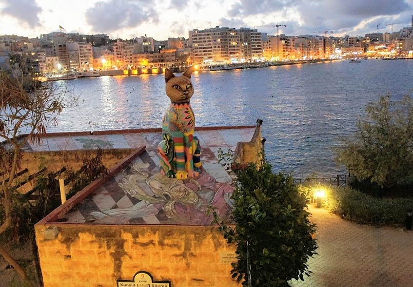 マルタ・インディペンデンスガーデンの大きな猫の像