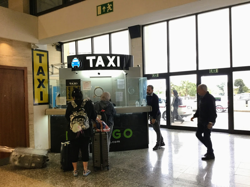 マルタ空港のタクシーチケット売り場