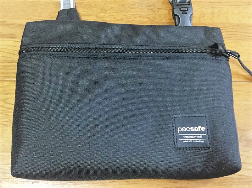 旅行中のサブバッグに最適なパックセーフの防犯ショルダーバッグ | トラベル旅行記.com